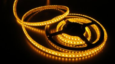 Фотография товара 'Flesi Герметичная гибкая лента IP67 (печатная плата залита силиконом, в резиновом кожухе) с клеевым скотчем 3М FLEX-SWP5600В-Y,12V, IP67, 00726'